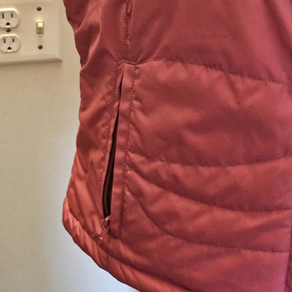 Cabela's NEW maroon Puffer vest L, embroidery, faux fur collar - Picture 6 of 8